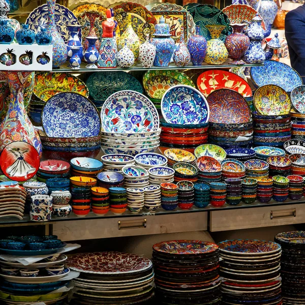 Pazar vitrininde çok renkli seramik doğulu plakalar