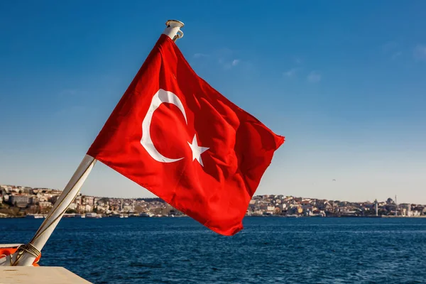 Die Türkische Flagge Weht Über Dem Bosporus Und Dem Blauen — Stockfoto