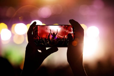 Akıllı telefon kayıtları ile canlı müzik festivali ve konserin fotoğrafını çekmek.