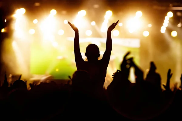 Πλήθος Ευτυχείς Άνθρωποι Απολαμβάνοντας Μια Ροκ Συναυλία Σήκωσε Χέρια Και — Φωτογραφία Αρχείου