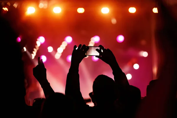 スマートフォンのレコードライブ音楽祭と手を取り コンサートステージ ライブコンサート 音楽祭の写真を撮る — ストック写真