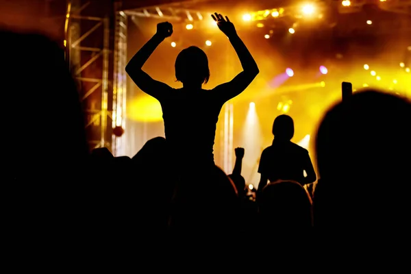 Σιλουέτα Ανθρώπων Ροκ Συναυλία Πλήθος Μπροστά Από Φωτεινά Φώτα Σκηνής — Φωτογραφία Αρχείου