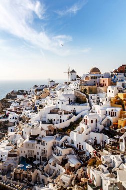 Yunanistan 'ın Santorini adasındaki geleneksel Yunan köyü Oia' nın üzerinde gün batımı gökyüzü. Santorini ikonik görünümü