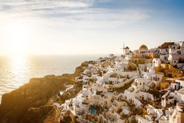Yunanistan 'ın Santorini adasındaki geleneksel Yunan köyü Oia' nın üzerinde gün batımı gökyüzü. Santorini ikonik görünümü