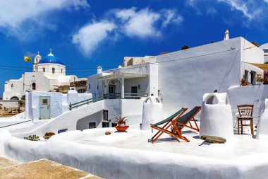 Yunan mimarisi - kızgın güneşin altındaki beyaz evler.