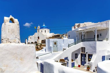 Yunanistan 'da Santorini sokaklarında yürümek.