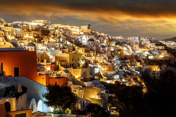 Oia Village Wyspie Santorini Podczas Dramatycznego Zachodu Słońca — Zdjęcie stockowe