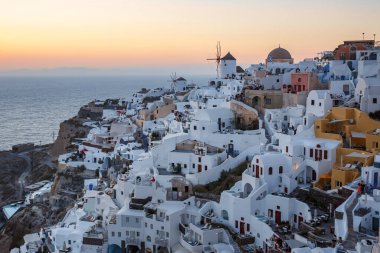 Santorini manzarası. Gün batımında Oia köyü. Alacakaranlık sırasında beyaz binalar