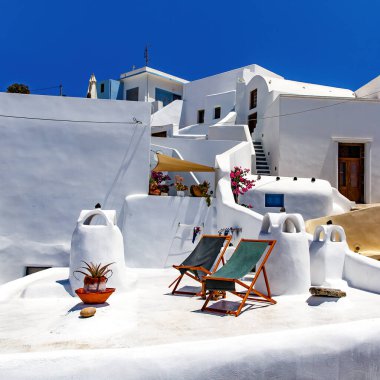 Yunan mimarisi - kızgın güneşin altındaki beyaz evler.