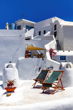 Geleneksel bir Yunan Beyaz Saray 'ında, tahta güneşli, dinlenmek için güneşli bir teras.