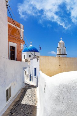 Yunanistan 'da Santorini sokaklarında yürümek.