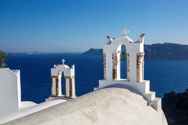 白色教堂钟 蓝海背景 圣托里尼岛 — 图库照片