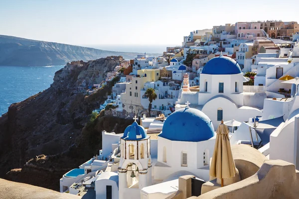 Santorini Famosa Vista Iglesias Cúpula Azul Acantilado Oia Con Mar —  Fotos de Stock