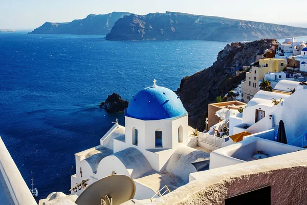 Wakacje Wyspie Santorini Podróże Grecji Niebieska Kopuła Białego Kościoła Pobliżu — Zdjęcie stockowe