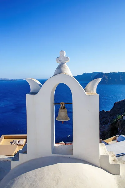 Biały Dzwon Kościelny Niebieskim Tle Morza Grecja Wyspa Santorini — Zdjęcie stockowe