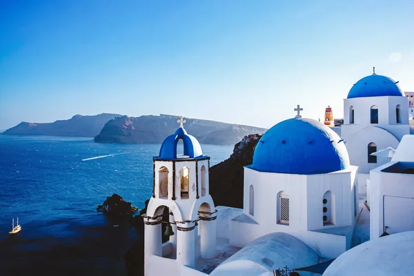 在圣托里尼岛度假 去希腊旅行 靠近大海和火山口的白色教堂的蓝色穹顶 — 图库照片
