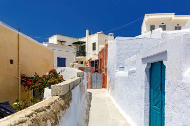 Santorini sokaklarında yürüyorum. Geleneksel Yunan Beyaz Saray mimarisi