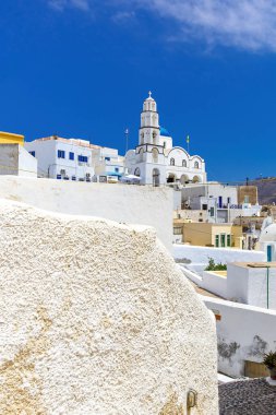 Santorini sokaklarında yürüyorum. Geleneksel Yunan Beyaz Saray mimarisi