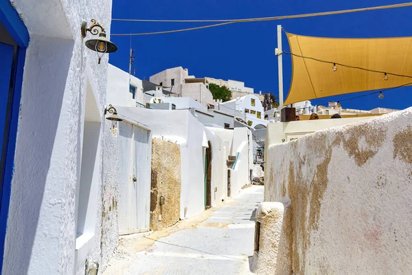 Santorini sokaklarında yürüyorum. Geleneksel Yunan Beyaz Saray mimarisi