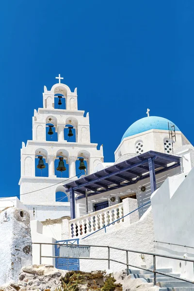 希腊圣托里尼岛上的白色教堂 蓝色圆顶 炎炎夏日 — 图库照片