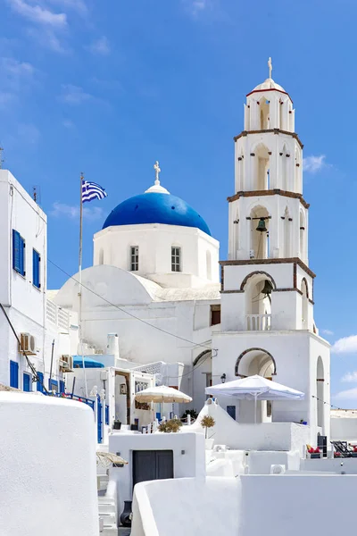 Iglesia Blanca Con Una Cúpula Azul Isla Santorini Grecia Día — Foto de Stock