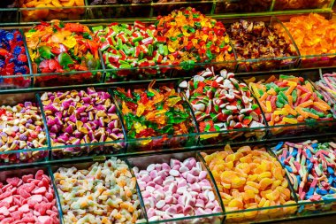 Bir markette renkli şeker ve jölelerin yakın plan çekimi. Çeşitli jelatinler.