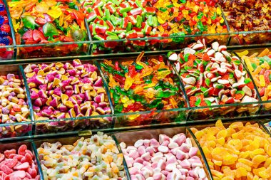 Bir markette renkli şeker ve jölelerin yakın plan çekimi. Çeşitli jelatinler.