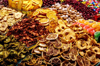 Doğu pazarında çeşitli kurutulmuş meyvelerle tezgah