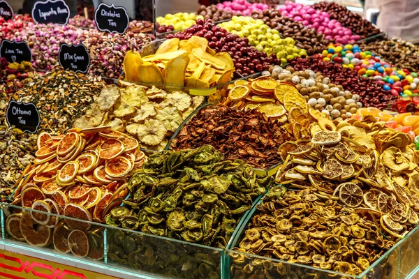 Doğu pazarında çeşitli kurutulmuş meyvelerle tezgah