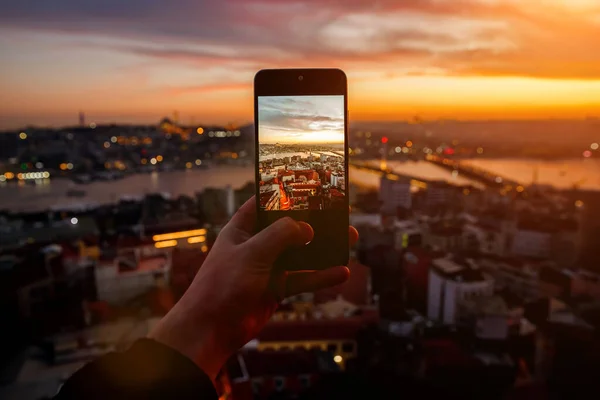 トルコの日没時のイスタンブール 携帯電話で街の写真を撮る — ストック写真