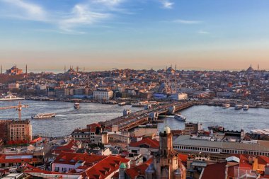 İstanbul gün batımında ufuk çizgisi, Türkiye. Galata Kulesi 'nden İstanbul' un Altın Boynuz ve eski ilçelerinin panoramik manzarası