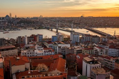 İstanbul gün batımında ufuk çizgisi, Türkiye. Galata Kulesi 'nden İstanbul' un Altın Boynuz ve eski ilçelerinin panoramik manzarası