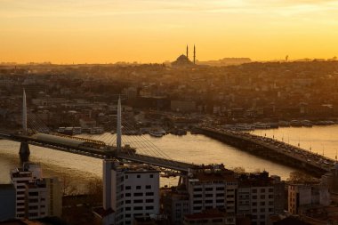 İstanbul gün batımında ufuk çizgisi, Türkiye. Galata Kulesi 'nden İstanbul' un Altın Boynuz ve eski ilçelerinin panoramik manzarası
