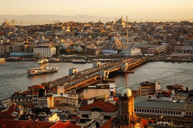 İstanbul gün batımında ufuk çizgisi, Türkiye. Galata Kulesi 'nden İstanbul' un Altın Boynuz ve eski ilçelerinin panoramik manzarası