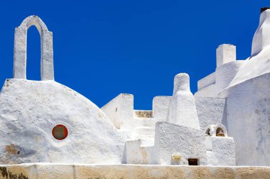 Santorini sokaklarında yürüyorum. Geleneksel Yunan Beyaz Saray mimarisi