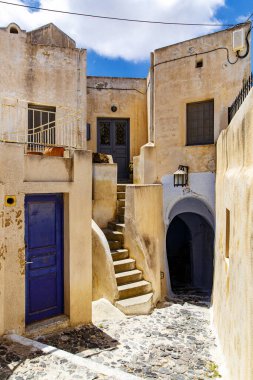 Santorini 'deki Pyrgos köyü, tipik Yunan mağara evleri olan caddeler..