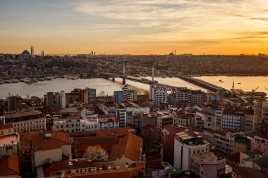 İstanbul gün batımında ufuk çizgisi, Türkiye. Galata Kulesi 'nden İstanbul' un Altın Boynuz ve eski ilçelerinin panoramik manzarası