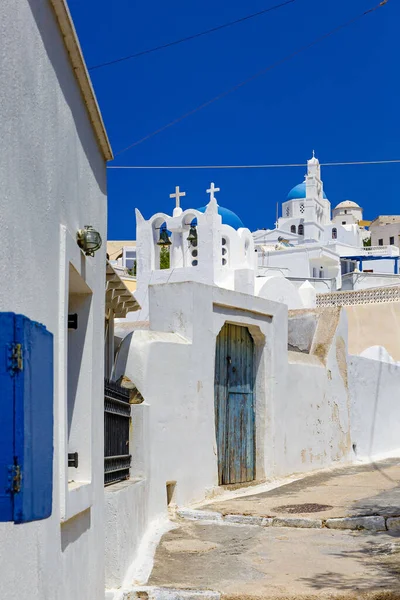 Santorini sokaklarında yürüyorum. Geleneksel Yunan Beyaz Saray mimarisi