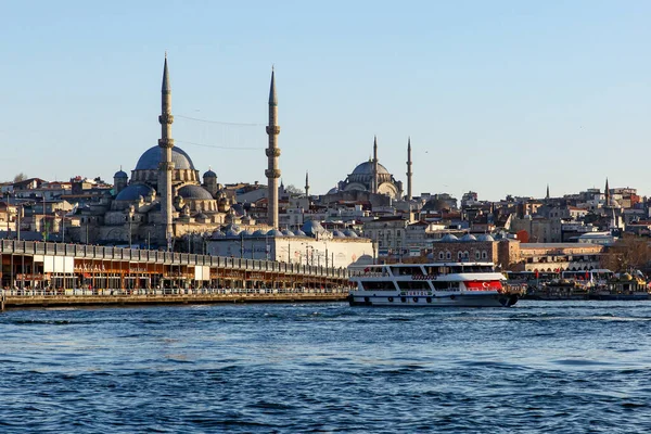 Paisaje Estambul Con Ferries Bósforo Mezquitas — Foto de Stock