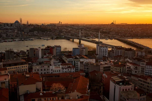 Galata Kulesi 'nden İstanbul' un eski ilçeleri ve manzarası