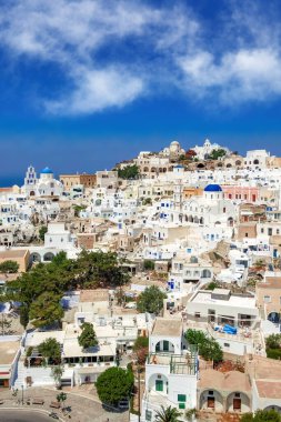 Beyaz evleri olan Yunan köyünün havadan görünüşü. Pyrgos Kallistis, Santorini, Yunanistan