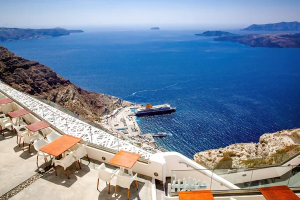 Santorini Adası limanında gemi turu.