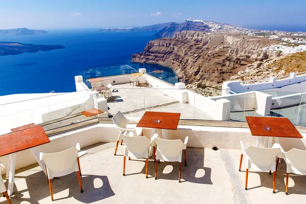 Yunanistan Santorini Adasındaki Ege Denizi Manzarası Önünde Masa Koltuklar Var — Stok fotoğraf