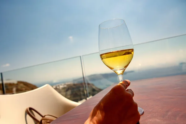 Açık Havada Beyaz Şarap Kadehi — Stok fotoğraf