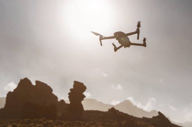 Doğanın üzerinde uçan ve güzel resimler ve videolar yapan bir dron.