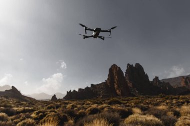 Katlanan küçük drone dağların üzerinde uçuyor