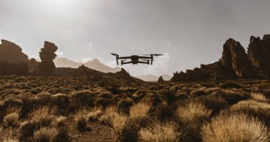 Doğanın üzerinde uçan ve güzel resimler ve videolar yapan bir dron..