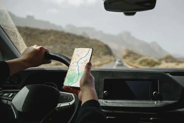 Jazda Samochodem Pomocą Nawigacji Smartfonie — Zdjęcie stockowe