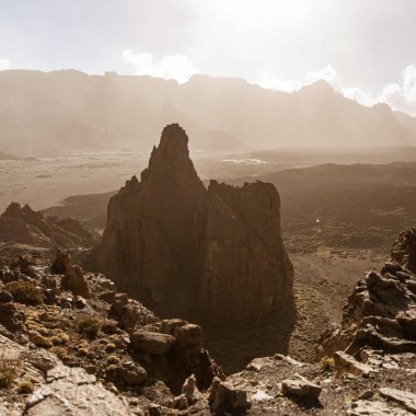 Tenerife.Orange haze dağları üzerinde Teide parkındaki volkanik kayalar vadisinde