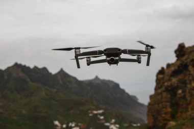 Drone dağlarda uçar, fotoğraf çeker ve video çeker.